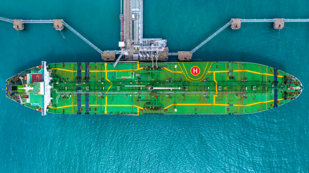 vista-superior-aerea-buque-cisterna-combustible-puerto-estacion-petroleo-es-instalacion-industrial-almacenamiento-petroleo_35024-819